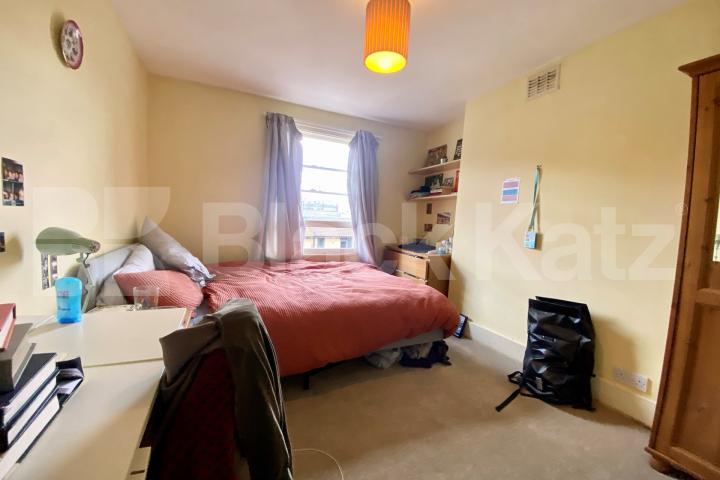 Bright & airy, offering approximately 1050 Sq. Ft.of living & entertaining space Henshaw Street, Elephant and Castle